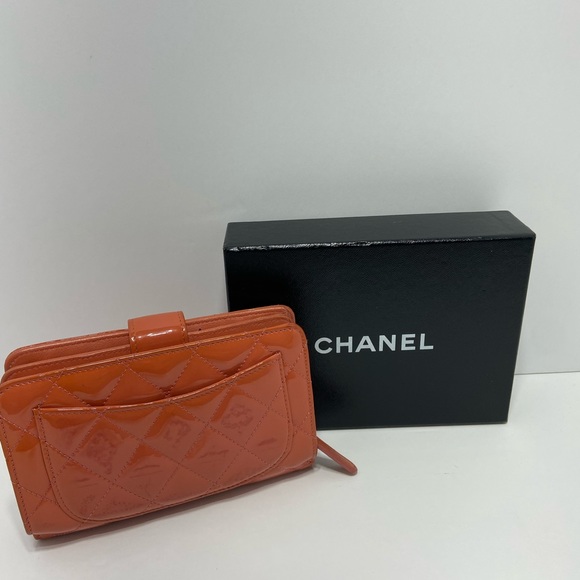 Chanel Patent Wallet pre loved in salmon color with silver cc logo, with box. - Picture 5 of 11